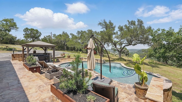 Una piscina al aire libre