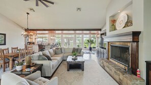 Smart-TV, peis, bøker og stereoanlegg