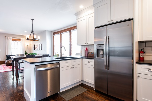 Kühlschrank, Mikrowelle, Ofen, Herdplatte