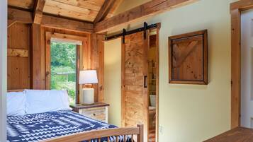 6 bedrooms, desk, iron/ironing board, travel crib