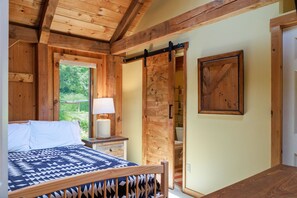 6 bedrooms, desk, iron/ironing board, travel cot