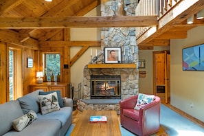 Smart TV y chimenea 