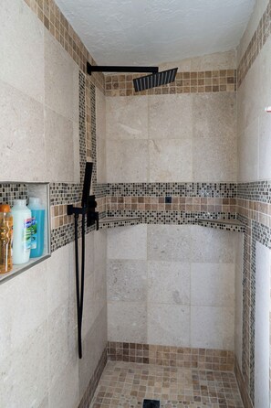 Badewanne, Whirlpool, Handtücher, Seife