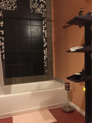 Badewanne, Haartrockner, Handtücher, Seife