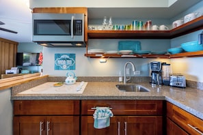 Réfrigérateur, micro-ondes, plaque de cuisson, cafetiÚre/bouilloire