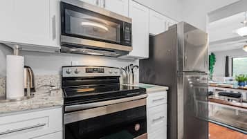 冰箱、微波炉、烤箱、炉灶