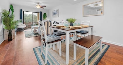 Cozy Waterfront Condo near Nature Park & Beaches