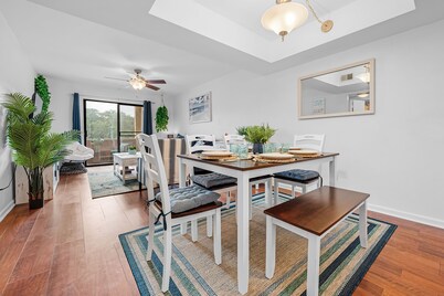 Cozy Waterfront Condo near Nature Park & Beaches