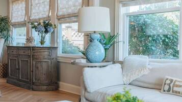 Televisión, chimenea, libros y oficina