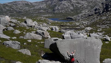 Un paisaje rocoso con grandes rocas y un lago al fondo.