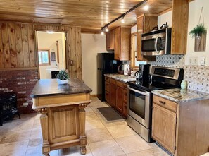 冷蔵庫、電子レンジ、オーブン、コンロ