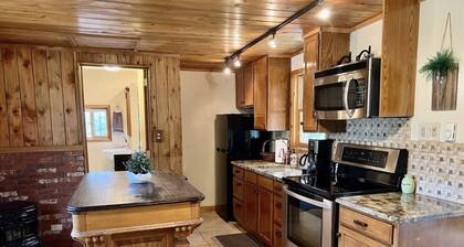 Charming Cabin on Dream Property