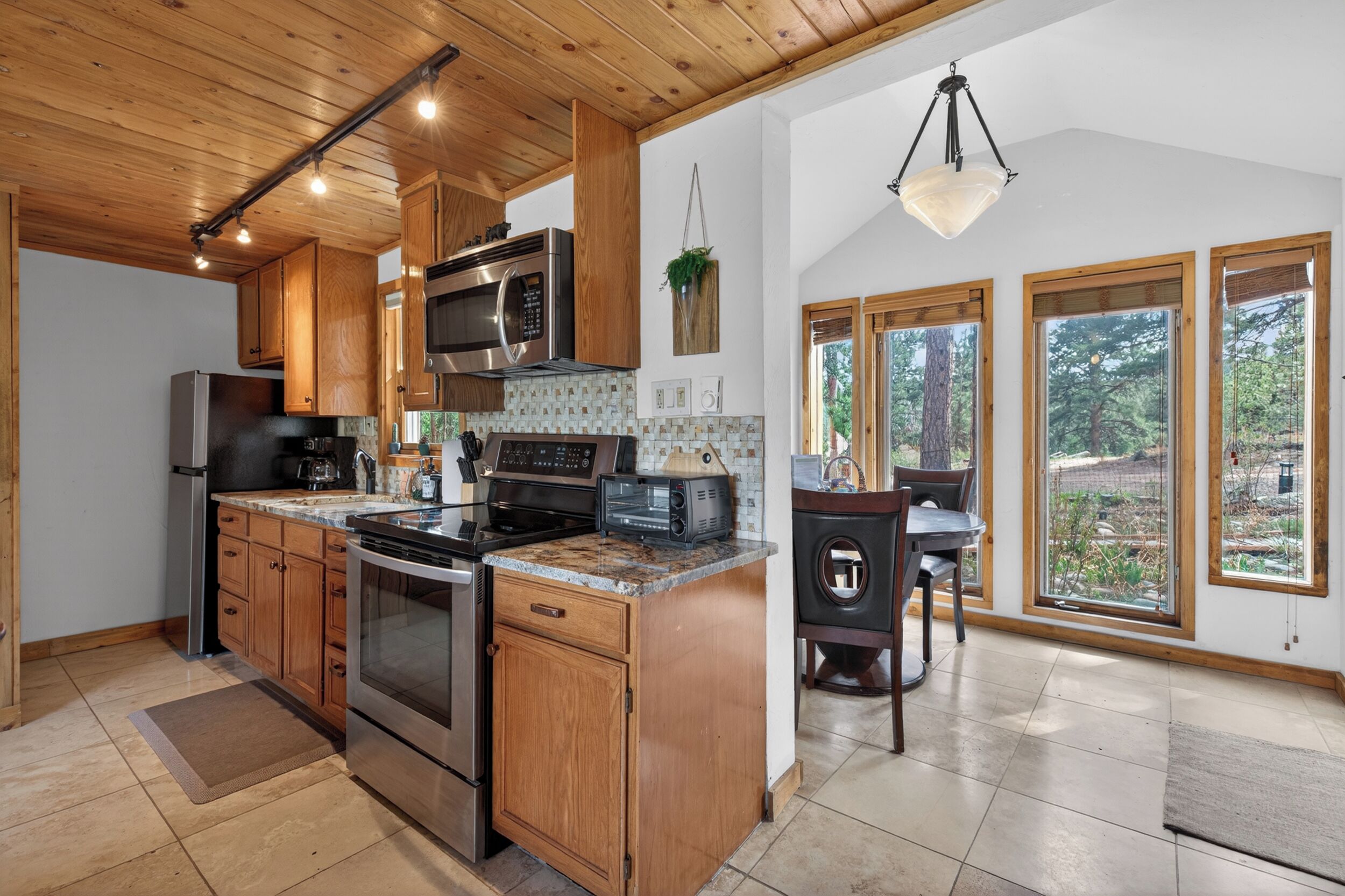 Geladeira, micro-ondas, fogão, cooktop