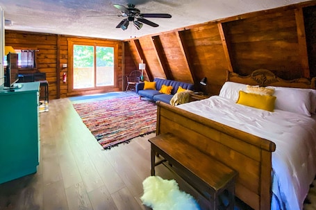 1 bedroom, free WiFi, bed sheets. Cozy Loft Cabin high above Bashakill Wildlife Refuge
