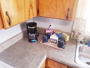 Fridge, microwave, stovetop, dishwasher - Cozy Corner house with garden located 15 to 20 mins from beach (Pensacola)
