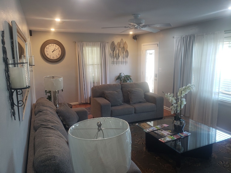 Cozy Corner House With Garden Located 15 To 20 Mins From Beach - Brent, FL