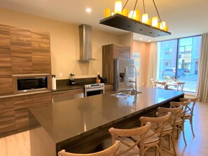 冷蔵庫、電子レンジ、オーブン、コンロ