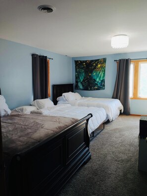 6 bedrooms, desk, iron/ironing board, free WiFi - Victorian Hot Tub Oasis
steps from Restaurants Pubs Coffee, Grocery & The Beach (Shorewood)