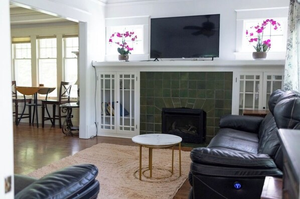 Smart TV, chimenea, libros y impresora