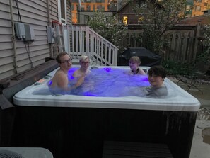 Terrace/patio - Victorian Hot Tub Oasis
steps from Restaurants Pubs Coffee, Grocery & The Beach (Shorewood)