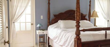 5 bedrooms, desk, iron/ironing board, travel cot