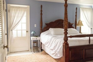 5 habitaciones, escritorio y tabla de planchar con plancha