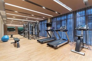 A gym with treadmills, elliptical machines, and free weights. - Hongyuan Hotel (Ningbo Railway Station) (Ningbo)
