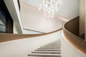A modern staircase with a curved handrail and a minimalist design. - Hongyuan Hotel (Ningbo Railway Station) (Ningbo)