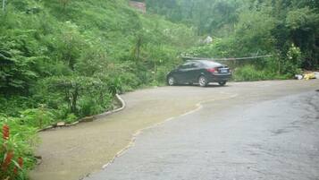 مواقف سيارات مجانية