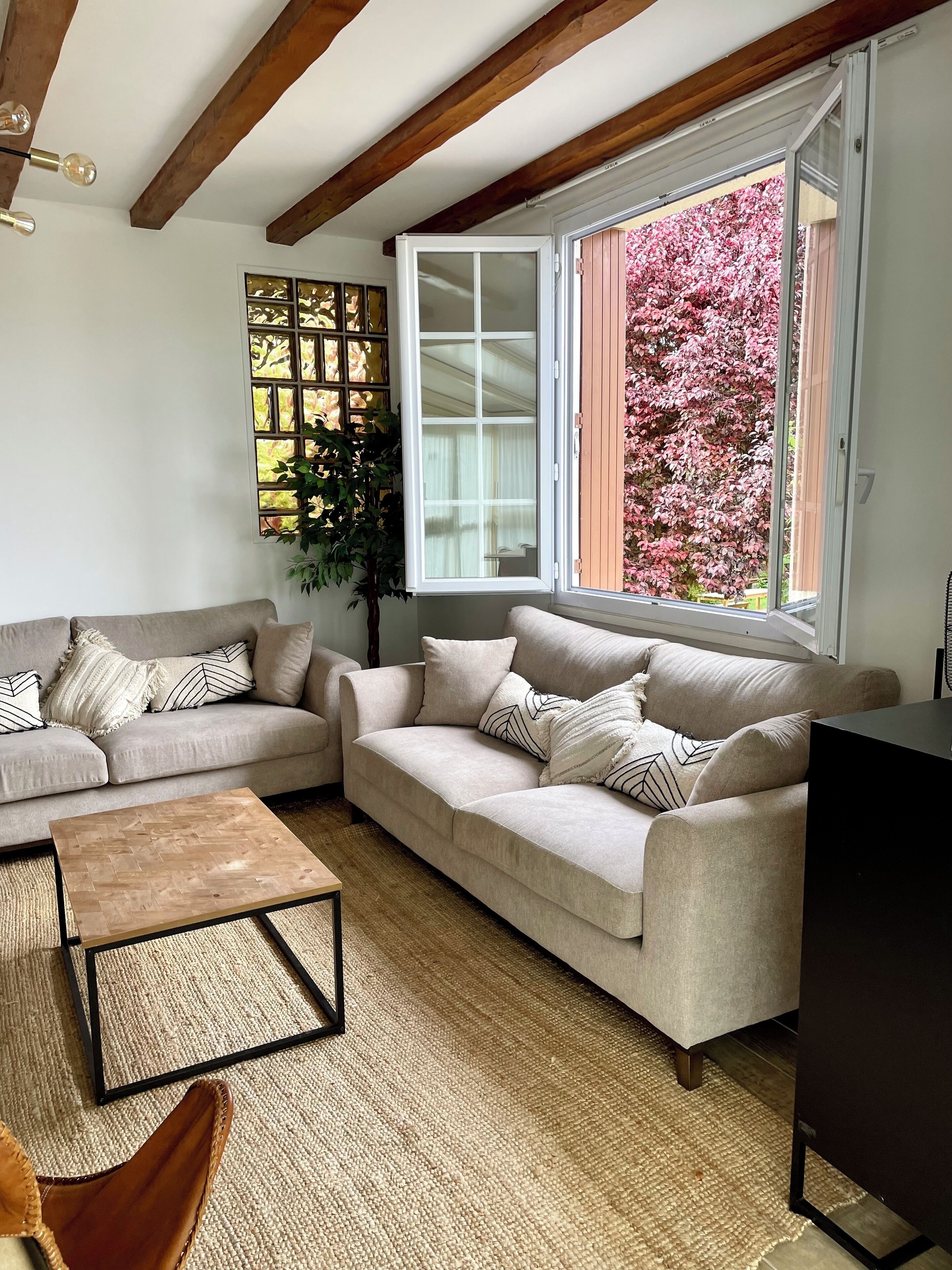 Smart TV, lareira, DVD player, pebolim