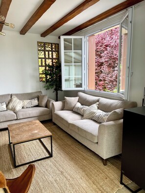 Smart TV, fireplace, DVD player, foosball - Villa 1 hour from Paris with heated pool and indoor Jacuzzi (Jaulnes)