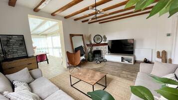 Smart TV, chimenea, reproductor de DVD y futbolito