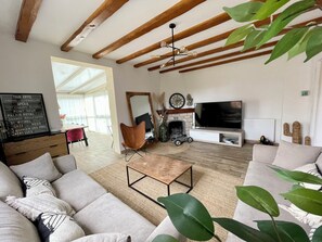 Smart TV, fireplace, DVD player, foosball - Villa 1 hour from Paris with heated pool and indoor Jacuzzi (Jaulnes)