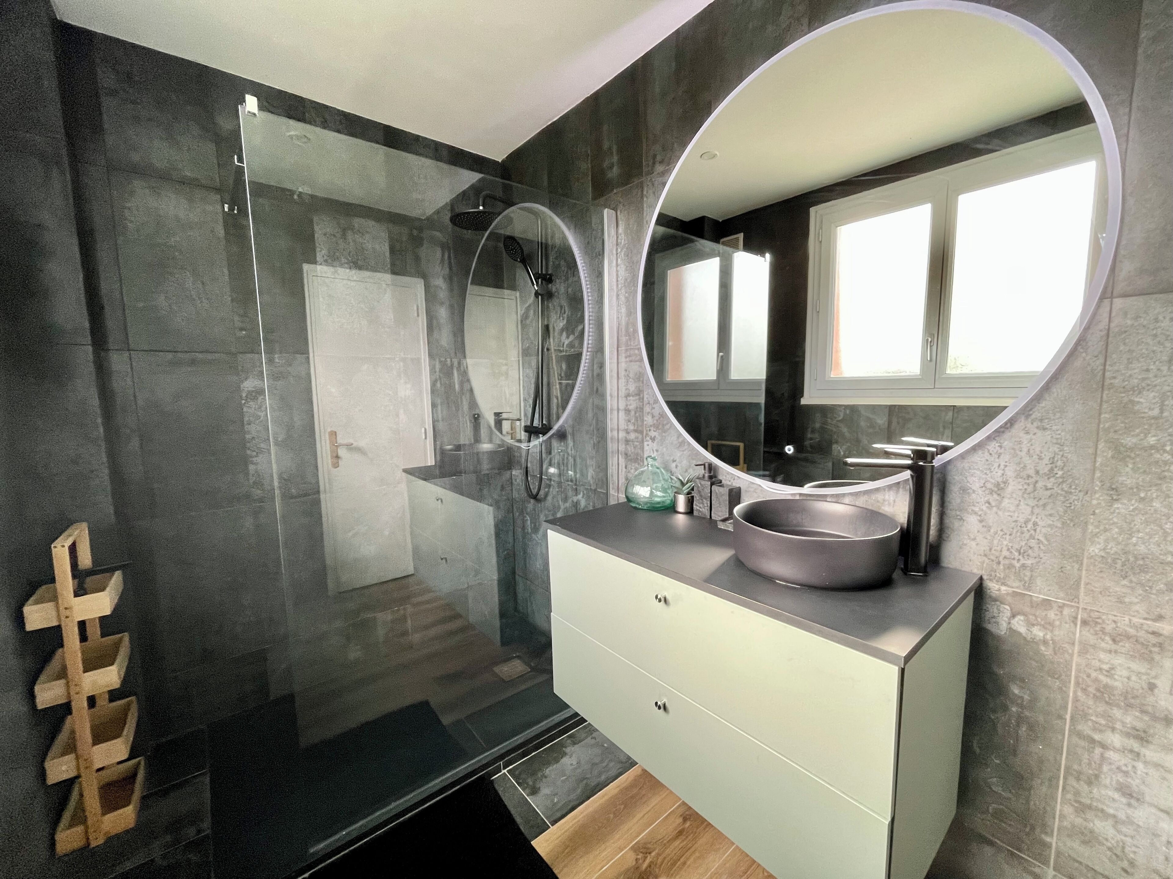 Douche, sèche-cheveux, papier toilette