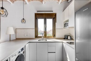 Een koelkast, een magnetron, een oven, een kookplaat