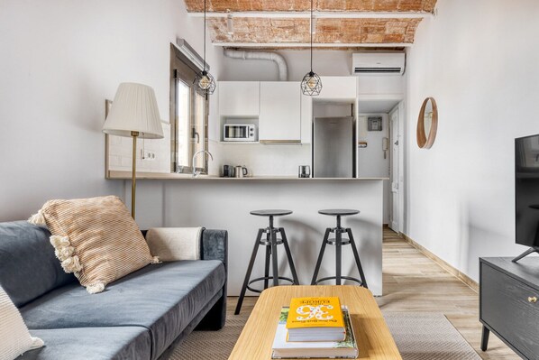 Een televisie en een stereo