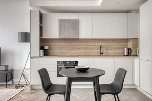 Réfrigérateur, micro-ondes, four, lave-vaisselle