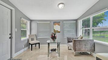 淋浴设施、吹风机、毛巾、卫生纸