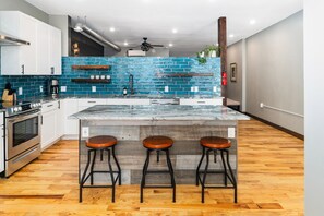 Refrigerador, microondas, parrilla de estufa y cafetera y tetera