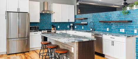 Frigorífico, microondas, placa de cocina y cafetera o tetera