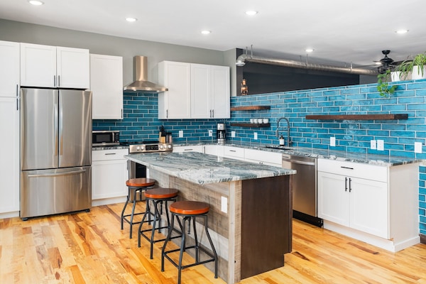 Een koelkast, een magnetron, een kookplaat