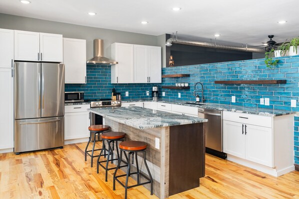 Refrigerador, microondas, parrilla de estufa y cafetera y tetera