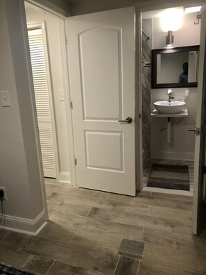 Shower - Amazing Modern Apartment In NW DC (Washington)