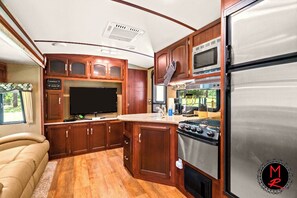 Kjøleskap, mikrobølgeovn, ovn og kokeplater