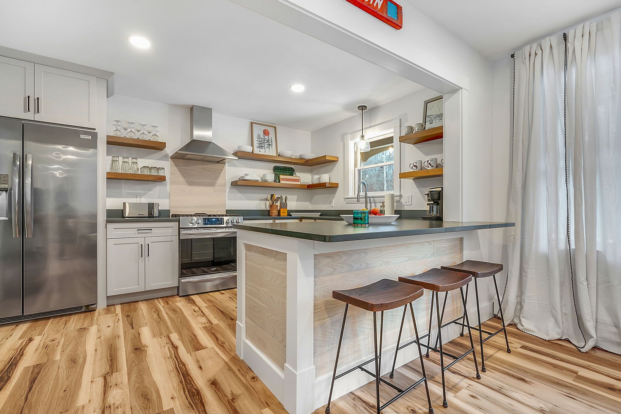 Jääkaappi, mikroaaltouuni, uuni, liesi