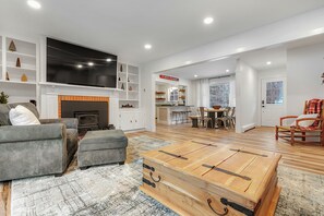 Smart-tv, een open haard en een stereo