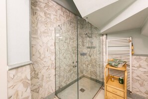 Dusche, Haartrockner, Bidet, Handtücher