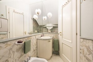 Dutxa, assecador de cabells, bidet i tovalloles 