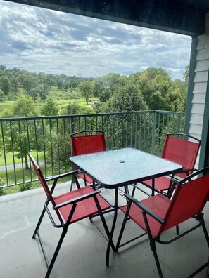 Outdoor dining - Golf Course View, Walk-in NO stairs! No pets allowed  (Branson)