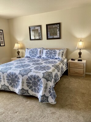 2 dormitorios, tabla de planchar con plancha, cuna de viaje